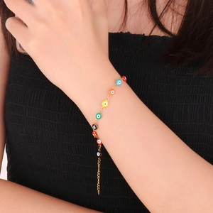 18K vergoldetes Edelstahlarmband mit bunten Evil Eye Perlen am Handgelenk einer Frau