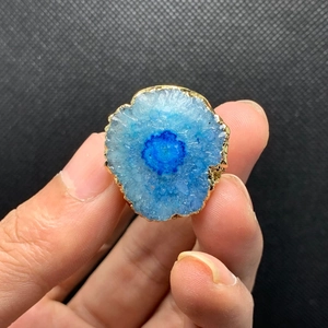 Detalle del anillo bañado en oro de 14K con piedra de cristal azul y textura natural