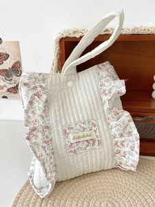 Floral quilted handbag in white cotton with pink ruffles and Sozakka brand label