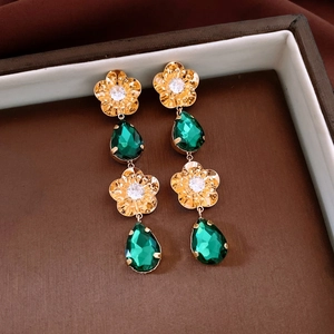 Détails de boucles d'oreilles vintage dorées 18 carats avec fleurs et gemmes vertes