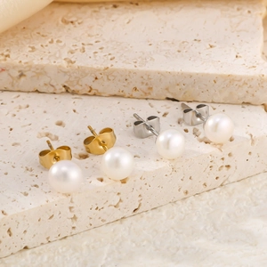 Elegant 18K gold plated round pearl earrings in gold and silver stainless steel