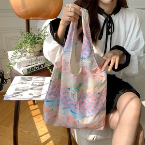 Dettaglio della grande borsa tote in tela con stampe di tulipani rosa e tracolla larga