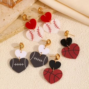 Vue macro de boucles d'oreilles cœur vintage en acrylique aux motifs baseball, basket et football
