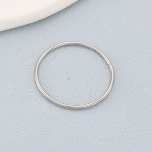 Vue rapprochée d'un anneau ouvert minimaliste en acier argenté pour création de bijoux