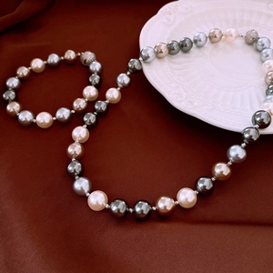 Détail du collier de perles multicolores avec fermoir magnétique pavé de zircons