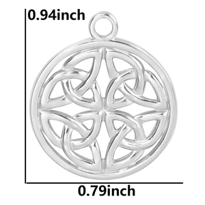 Vue détaillée d'un pendentif nœud celtique argenté avec dimensions 0,94 et 0,79 pouce