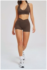 Detail der Yoga-Shorts mit V-Taille, hoher Passform und Seitentasche in Dunkelbraun