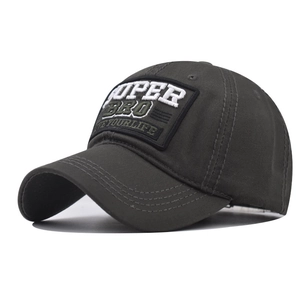 Bordado detallado del texto SUPER BRO en gorra de béisbol de algodón verde oliva