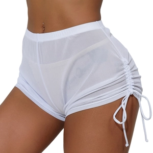 Détail macro du short en maille blanche à taille haute avec cordons et texture transparente