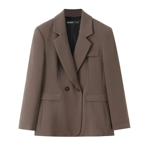 Blazer marron pour femme avec épaulettes, double boutonnage et revers classiques sur fond blanc