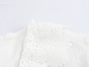 Détails de broderie en dentelle blanche avec des motifs de fleurs au crochet délicats