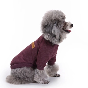 Detailansicht weinroter Strick-Haustierpullover mit Classic Lederetikett für kleine Hunde