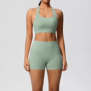 Vorderansicht des salbeigrünen Yoga-Sets mit Racerback-BH und High-Waist-Shorts