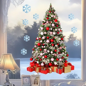 Albero di Natale con addobbi, scatole regalo e adesivi festivi a fiocco di neve per finestre