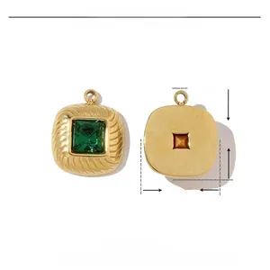 Detailansicht quadratischer grüner Steinanhänger aus Edelstahl mit 14mm Abmessungen