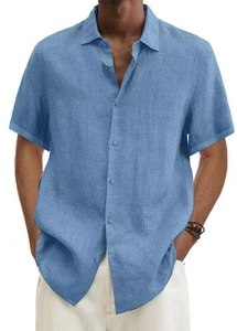 Vista frontale di una camicia in lino blu da uomo con scollo a V su un modello