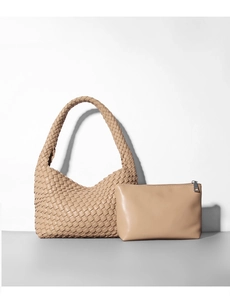 Dettaglio della borsa hobo beige intrecciata e pochette con cerniera in morbida pelle