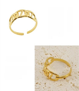 Detail of hollow chain ring in 18K gold plated stainless steel with eco-friendly finish