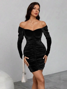 Vestido corto de fiesta en terciopelo negro con hombros descubiertos y detalles fruncidos