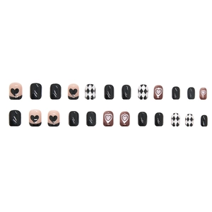 Faux ongles sombres avec motifs de cœurs et damier noir pour un style chic et moderne