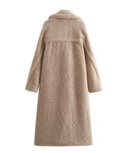 Vue arrière détaillée montrant la texture douce d'un manteau long en polaire camel