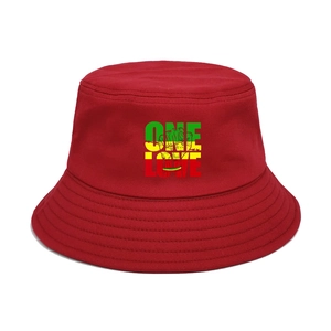Détail d'un chapeau bob en coton rouge avec imprimé One Love et graphismes colorés