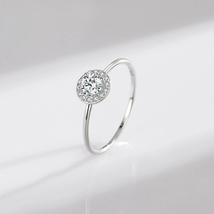 Elegant S925 sterling silver halo ring with sparkling round cubic zirconia stones