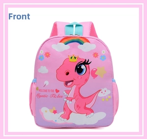 Detalle de la mochila rosa de dinosaurio para niños con tela impermeable y bolsillos de red