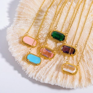 Goldketten-Set mit ovalen Zirkon-Anhängern in Rosa, Blau, Grün und Violett auf Muschel