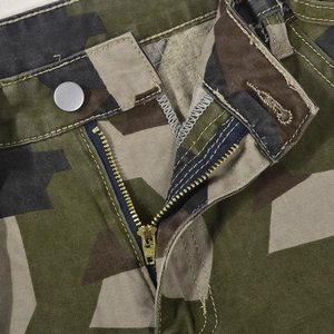 Gros plan détaillé de la fermeture éclair et du bouton du short camouflage décontracté
