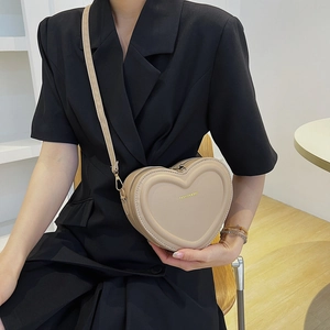 Borsa a tracolla beige a forma di cuore con doppia cerniera e tracolla in pelle