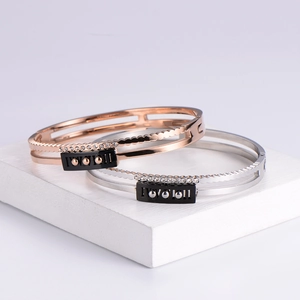 Zweilagiges hohles Metallarmband in Roségold und Silber mit feinem Kristallbesatz
