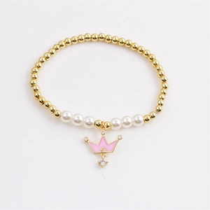 Bracelet à billes dorées avec perles blanches et pendentif couronne en émail rose et strass