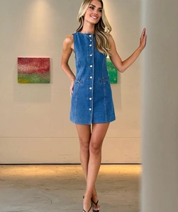 Dettaglio della trama dell'abito in denim blu senza maniche con bottoni metallici