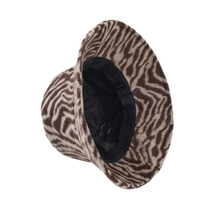 Détail du bob à motif zèbre montrant la texture douce et la doublure noire réglable