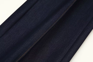 Vue macro du tissu denim bleu foncé avec doubles surpiqûres jaunes contrastées