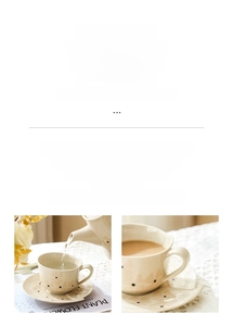 Détail d'une tasse et soucoupe en céramique crème à pois noirs lors du versement de l'eau