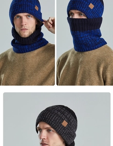 Detailopname van de blauwe en grijze gebreide muts en nekwarmer met leren logo-patch