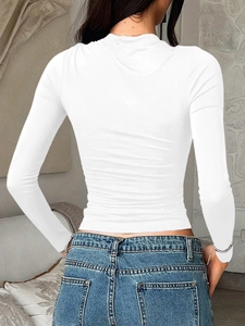 Vue arrière d'un t-shirt blanc à col montant et manches longues avec texture côtelée