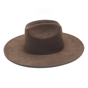Détail du bord large plat et de la texture suédine de ce chapeau de cowboy marron foncé