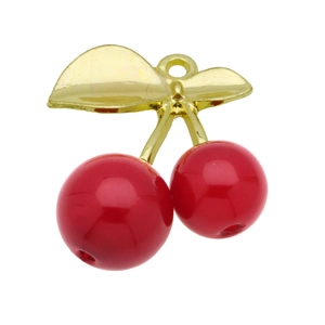 Eleganter roter Kirsch-Anhänger mit goldenen Blättern auf weißem Hintergrund