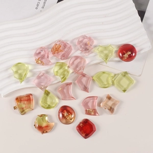DIY hars edelsteen hangers met goudfolie in verschillende vormen en kleuren