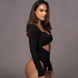Détail du body noir à manches longues avec nœud avant et découpes à la taille