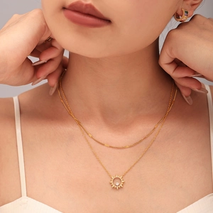 Ensemble collier double rang avec pendentif tournesol doré et oxydes de zirconium