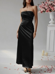 Elegantes schwarzes trägerloses Satin-Abendkleid mit schmaler Passform an einem Model