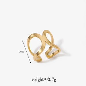 Detailed view of hollow gold butterfly heart ring with dimensions 1.9cm and 3.7g weight
