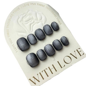 Faux ongles œil de chat courts et carrés en gris étincelant sur carte florale blanche