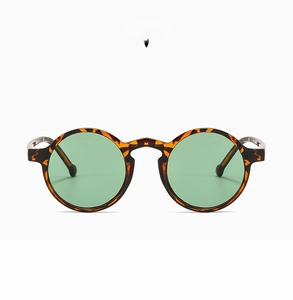 Detail van ronde vintage zonnebril met demi-montuur en groene G15-glazen voor uniseks