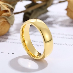 Bague minimaliste de 6mm en acier inoxydable doré avec finition polie sur fond blanc