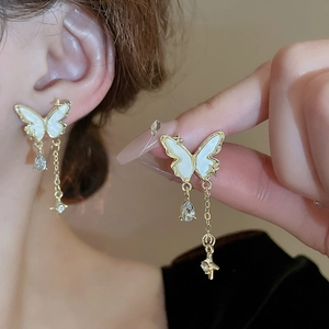 Détails des boucles d'oreilles papillon avec pendentif goutte et chaînes dorées